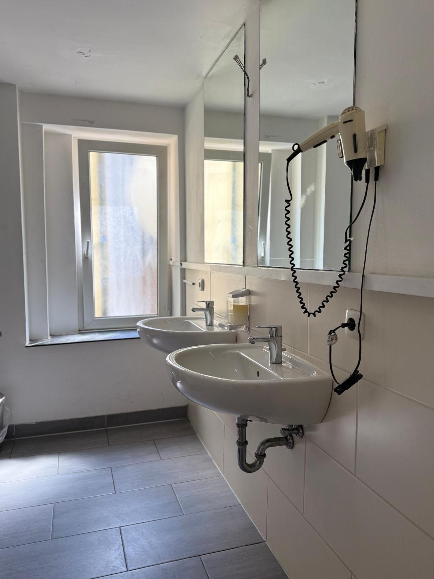 קלן Hotel Garni Emir מראה חיצוני תמונה
